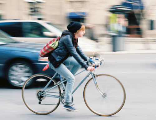 QUÉ ES OBLIGATORIO Y QUÉ ES RECOMENDABLE LLEVAR AL MONTAR EN BICI.