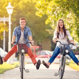 pareja en bici